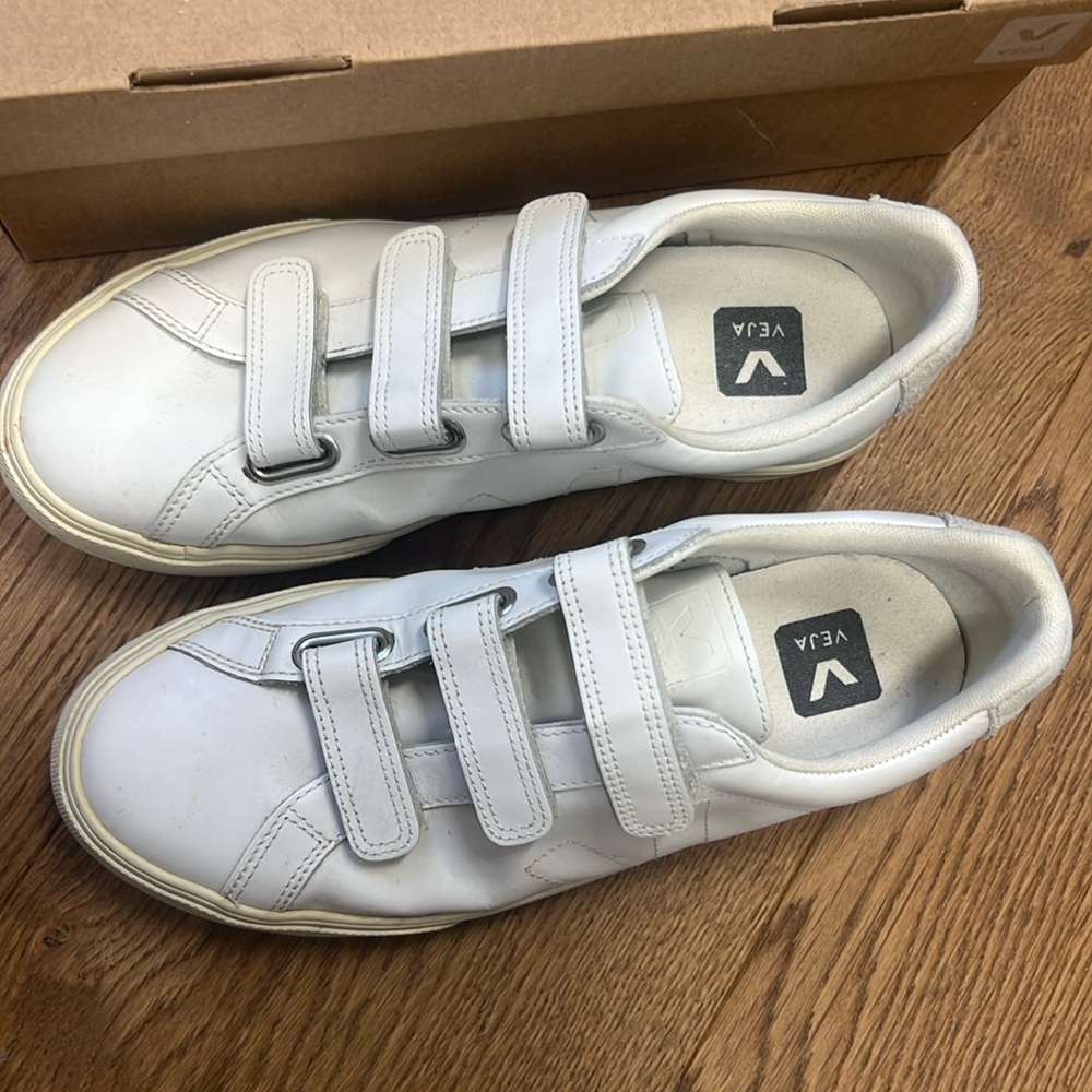VEJA Velcro Leather Sneaker